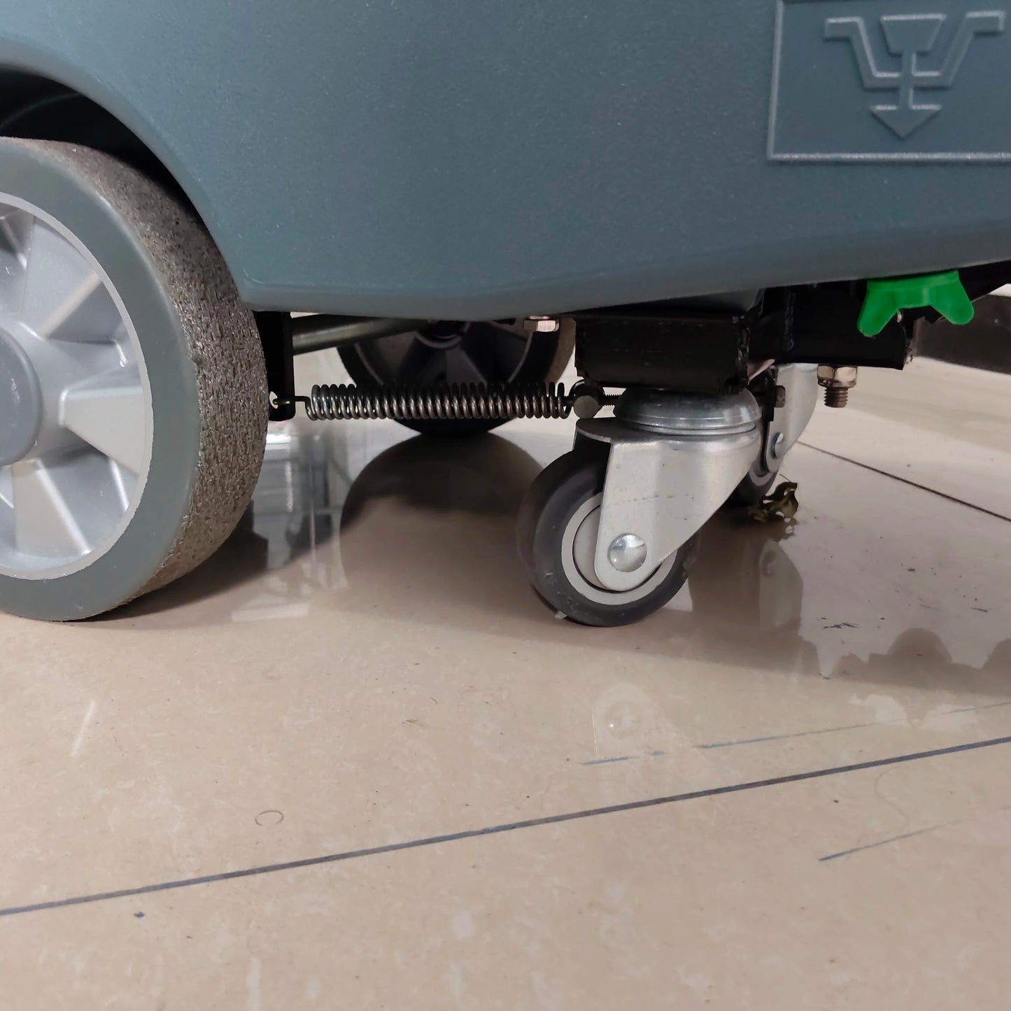 KUER Wholesale 21 Inch Floor Scrubber Cleaning Machine 55L Mini Auto Scrubber Floor Cleaning Machine for Hospital